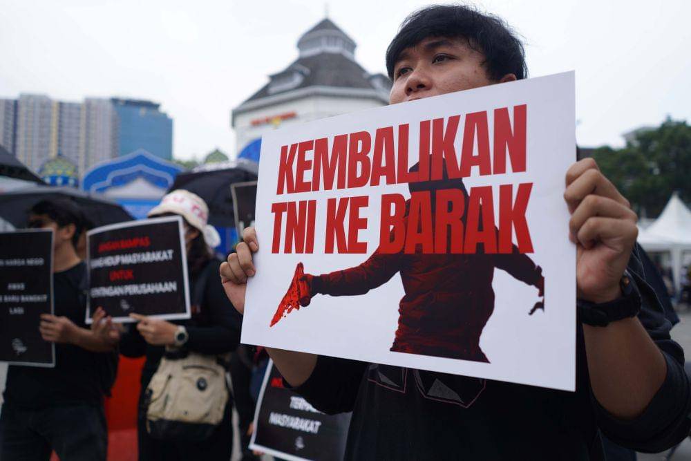 Massa Aksi Kamisan Medan menggelar unjuk rasa menolak Undang-undang TNI, Medan, Kamis (20/3/2025). (Saddam Husein for IDN Times)