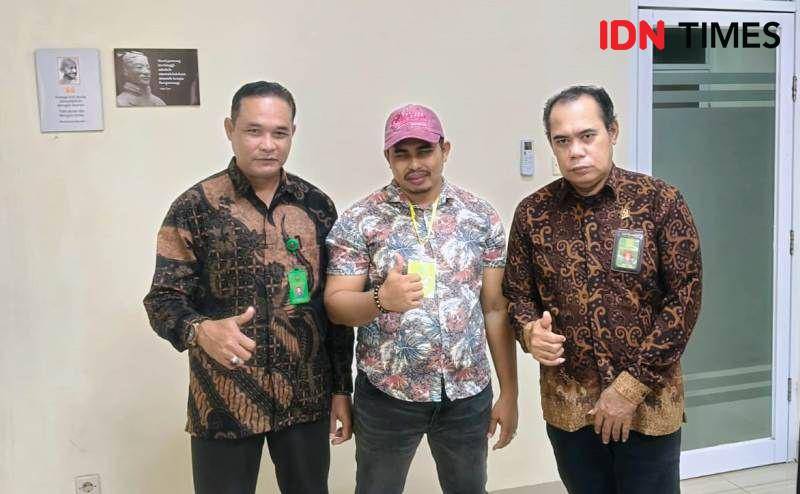 Saripullah (tengah) bersama dua panitera PN Penajam usai proses konsinyasi (IDN Times/Ervan)