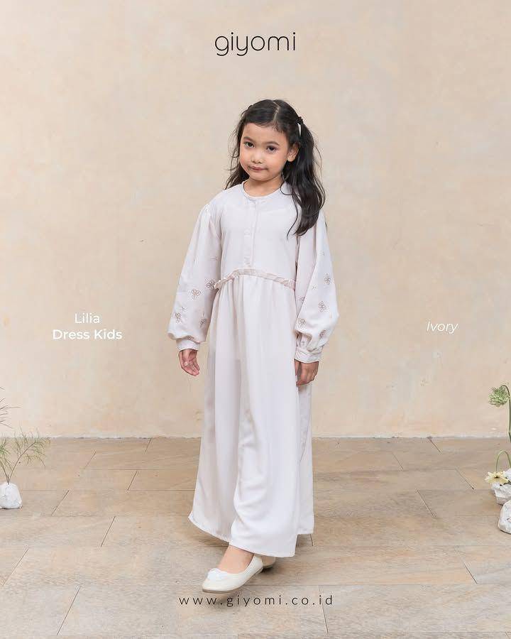 Rekomendasi baju Lebaran anak perempuan warna putih (instagram.com/giyomi.id)