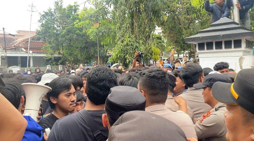 Aksi mahasiswa di Sukabumi (IDN Times/Fatimah)