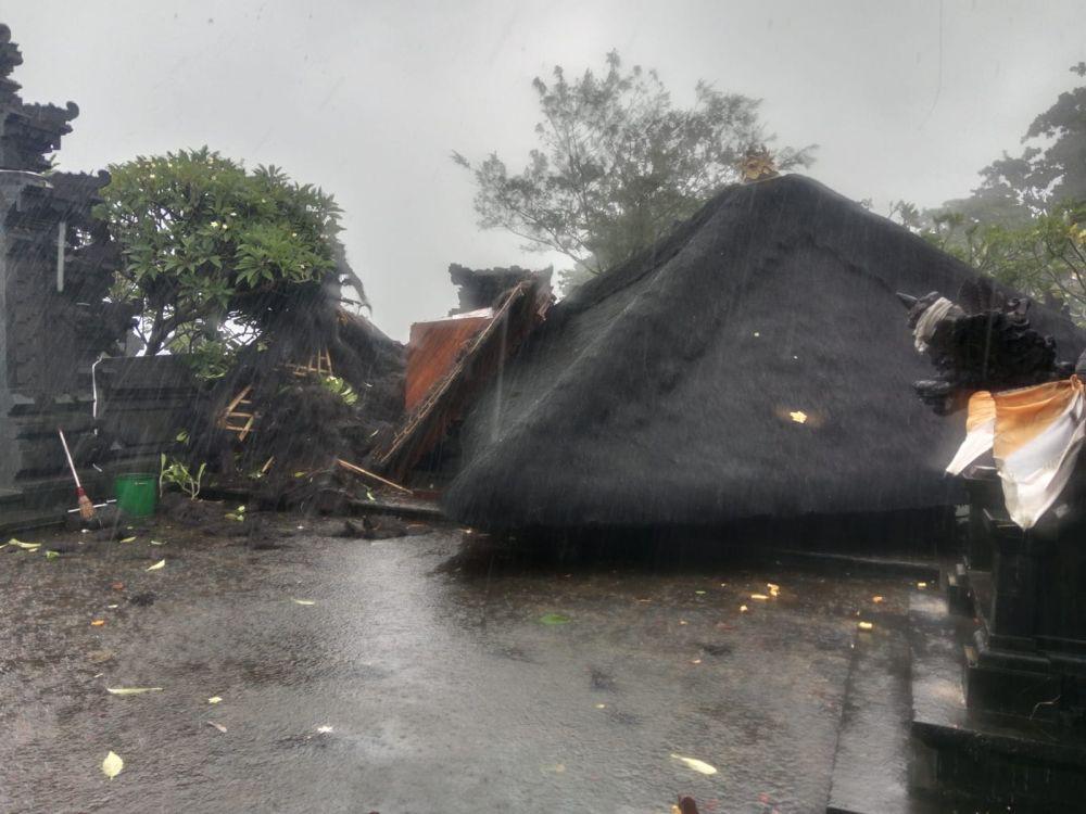3 Bangunan di Pura Watu Klotok Roboh Diterjang Cuaca Ekstrem