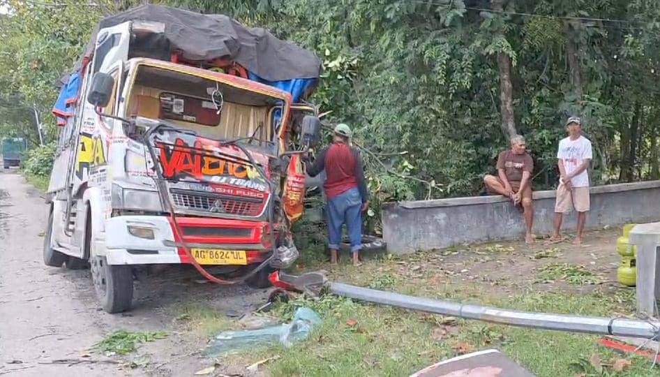 Truk bermuatan tabung LPG 3 kg hancur tabrak pohonJalan Raya Ngawi-Caruban, tepatnya di Desa Munggut, Kecamatan Padas, Kabupaten Ngawi. IDN Times/ Istimewa.