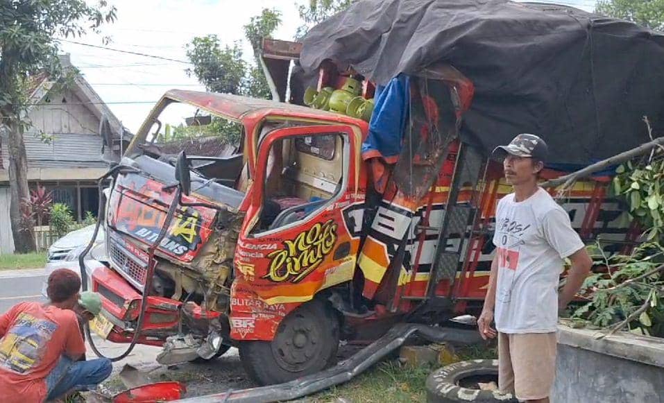Truk bermuatan tabung LPG tabrak pohon dan tiang penerangan jalan hingga di Ngawi. IDN Times/ Riyanto.