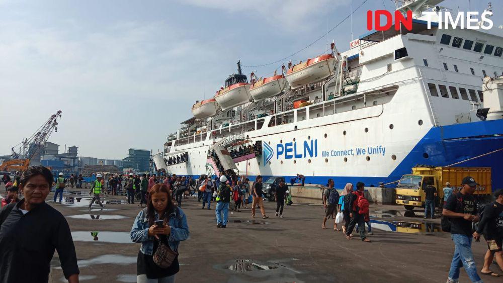 KM Awu milik Pelni saat merapat di Dermaga Nusantara Pelabuhan Tanjung Emas Semarang. (IDN Times/Fariz Fardianto)