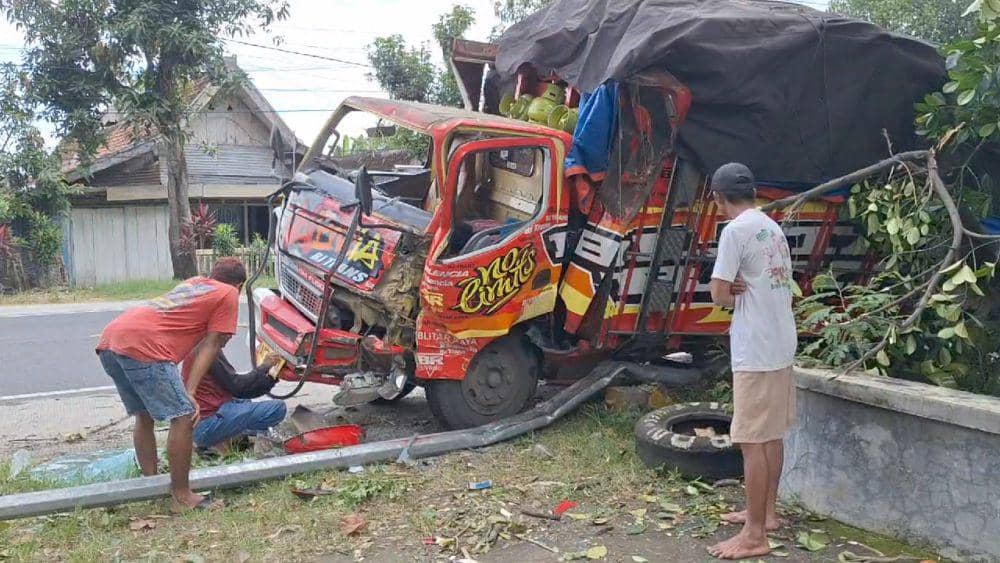 Truk bermuatan tabung LPG tabrak pohon dan tiang penerangan jalan hingga di Ngawi. IDN Times/ Riyanto.