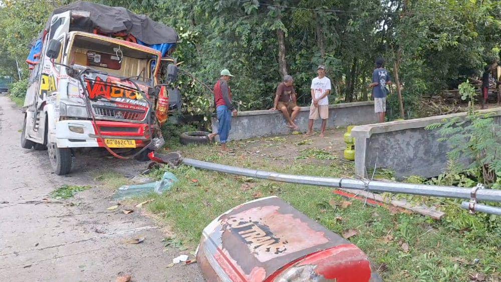 Truk Bermuatan Elpiji Tabrak Pohon dan Tiang PJU di Ngawi