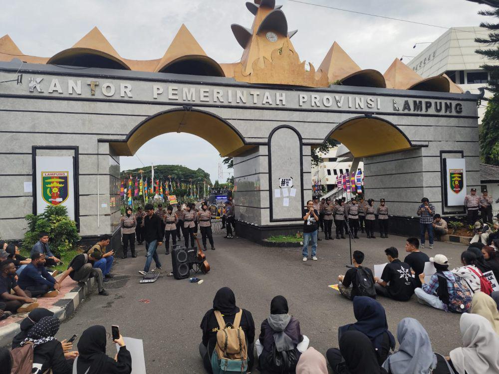 Tak Ingin kembali ke Orba, Ratusan Massa di Lampung Demo Tolak UU TNI