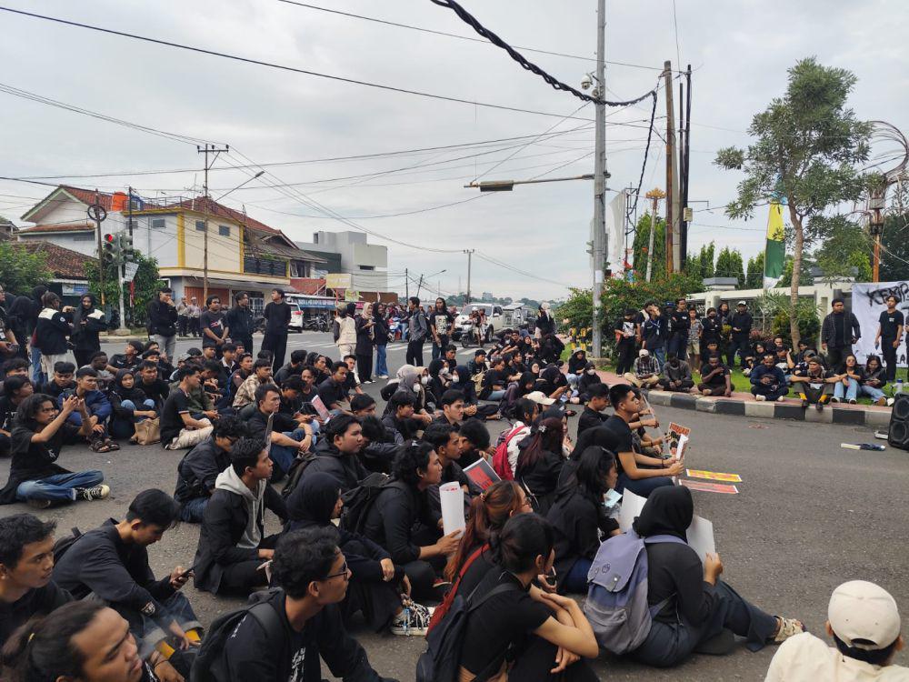 Aksi tolak RUU TNI di depan kantor Pemerintah Provinsi Lampung