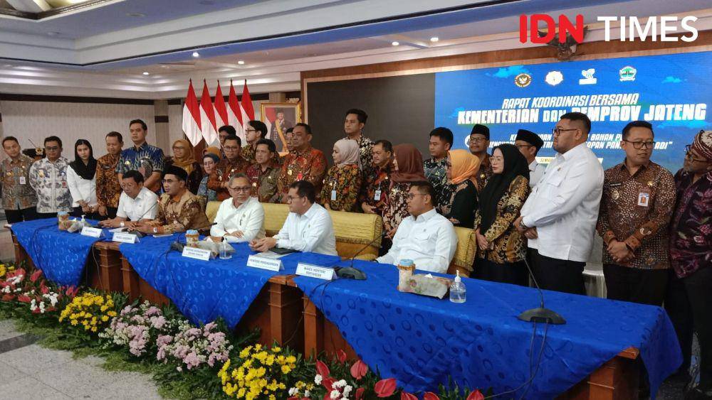 Menko Pangan Zulhas bersama Wamentan Sudaryono, Mendag Budi Santosa dan Wagub Jateng Taj Yasin Maimoen saat rakor pengadaan beras lintas sektoral di Gedung Gradika Bhakti Praja Semarang. (IDN Times) Fariz Fardianto)