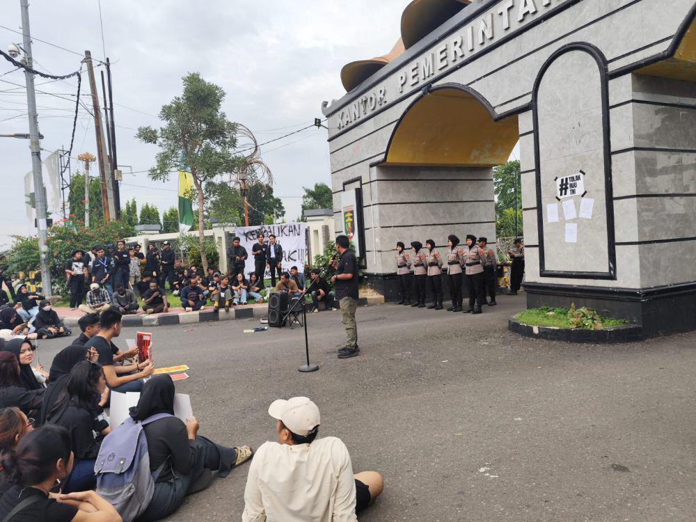 Aksi tolak RUU TNI di depan kantor Pemerintah Provinsi Lampung