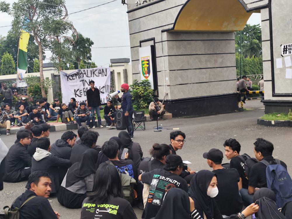 Aksi tolak RUU TNI di depan kantor Pemerintah Provinsi Lampung