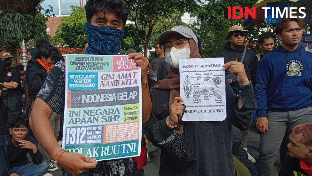 Sejumlah spanduk mengecam pengesahan UU TNI bertebaran di Jalan Pahlawan Semarang. (IDN Times/Fariz Fardianto)