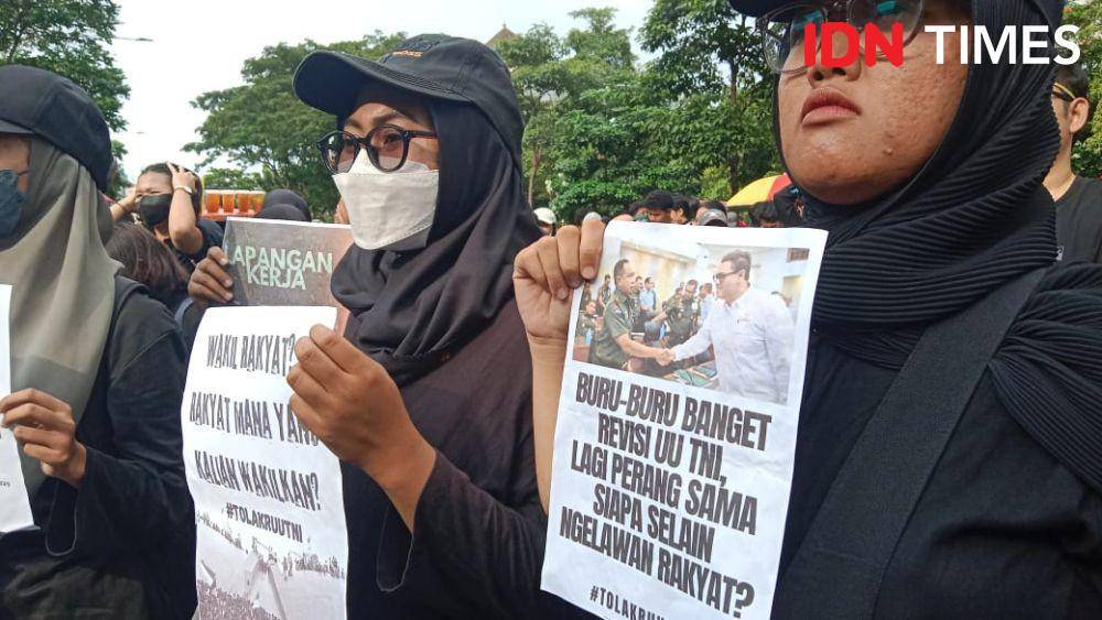 BEM Unissula Semarang membentangkan spanduk mengecam pengesahan UU TNI. (IDN Times/Fariz Fardianto)