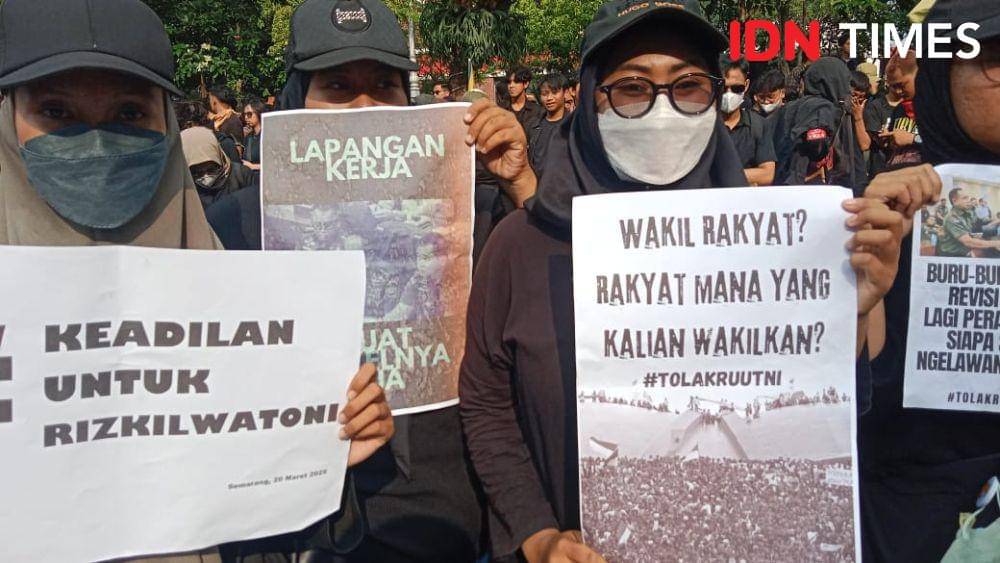 Sejumlah mahasiswi BEM Semarang menolak pengesahan UU TNI. (IDN Times/Fariz Fardianto)
