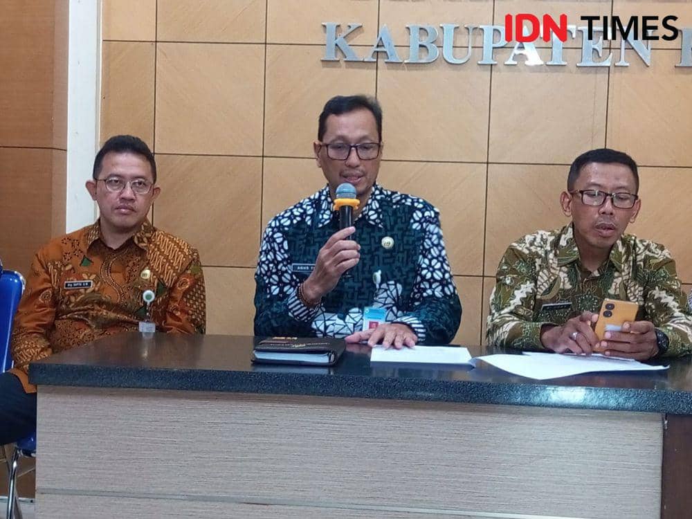 Kepala Dinas Kesehatan Kabupaten Bantul Agus Tri Widiyantara(tengah).(IDN Times/Daruwaskita)