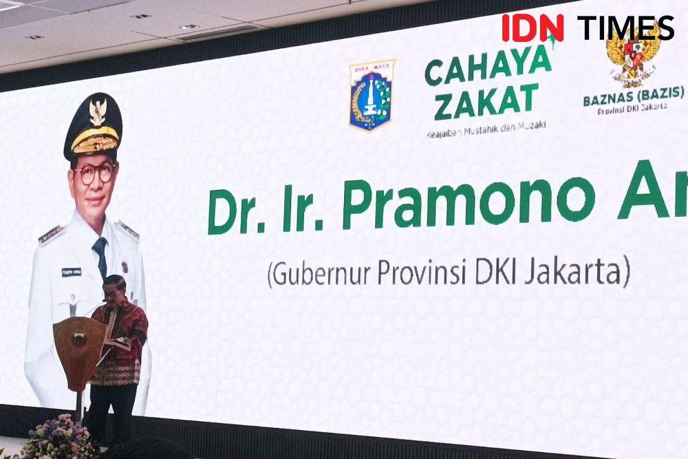 Gubernur DKI Jakarta Pramono Anung menyalurkan zakat di Balai Kota, Kamis (20/3/2025). (IDN Times/Dini Suciatiningrum)