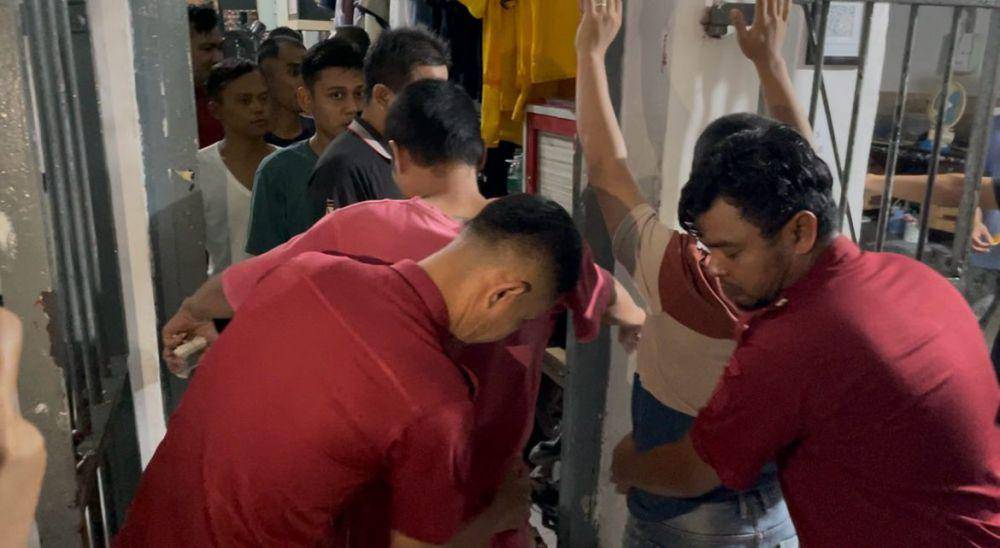 Petugas Lapas Kelas IIA Padang menggeledah badan para narapidana (Foto: IDN Times/Halbert Caniago)