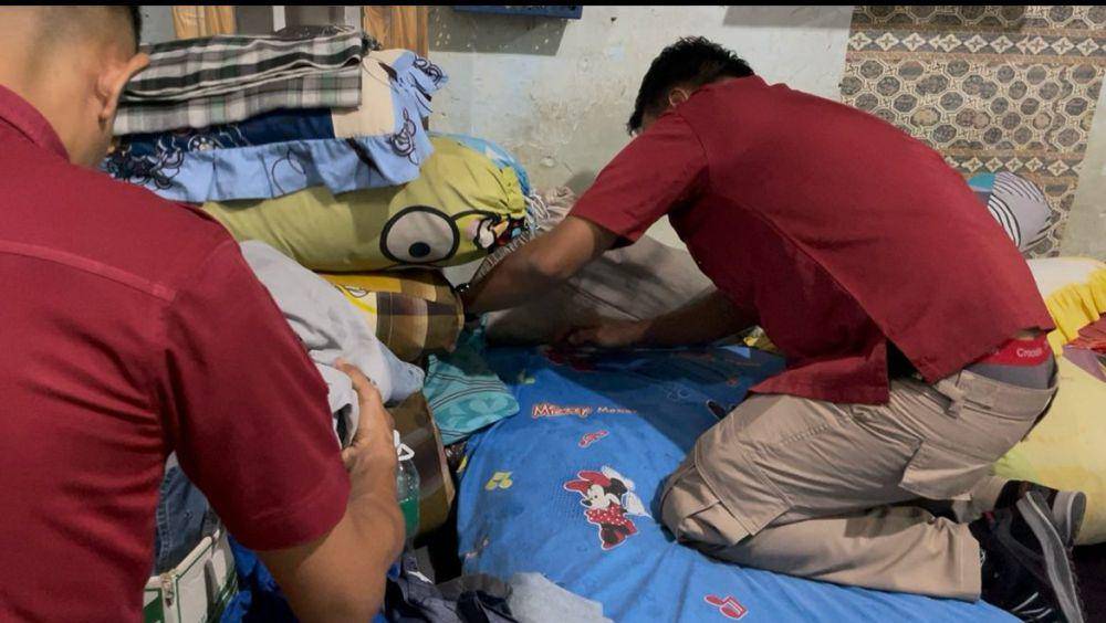 Petugas Lapas Kelas IIA Padang menggeledah kamar narapidana (Foto: IDN Times/Halbert Caniago)