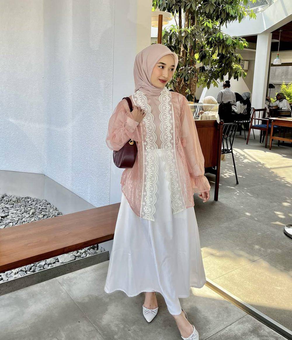 potret OOTD hijab serba outer brokat dan lace ala Annisa 