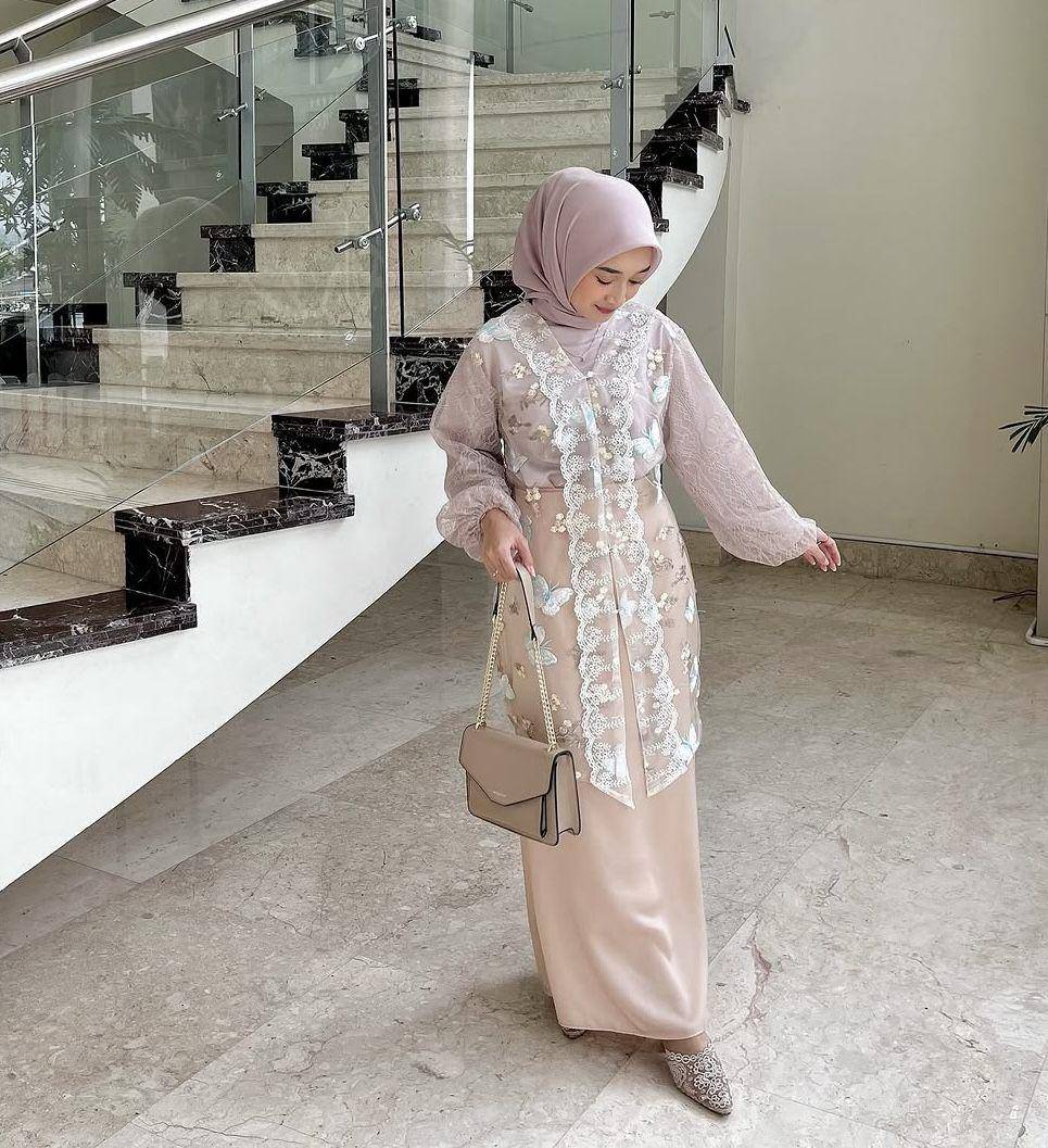 gaya hijab serba outer brokat dan lace ala Annisa Berliana 