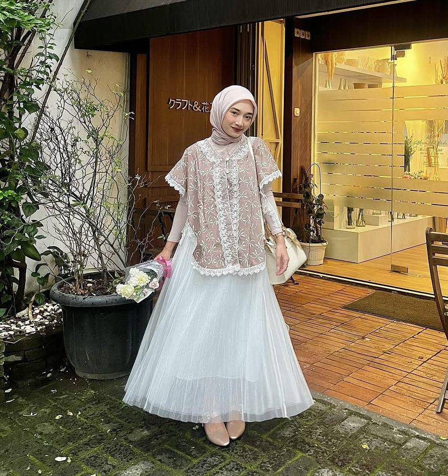 outfit hijab serba outer brokat dan lace ala Annisa Berliana 