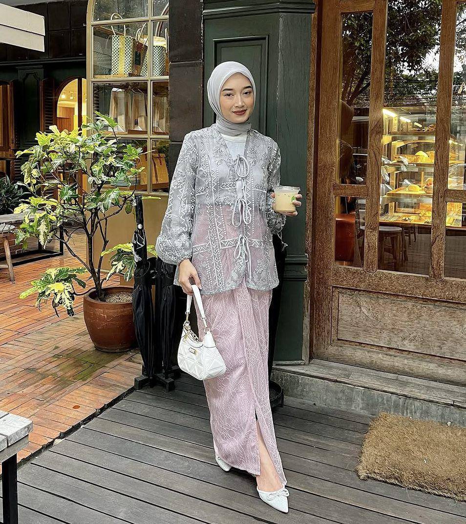 OOTD hijab serba outer brokat dan lace ala Annisa Berliana