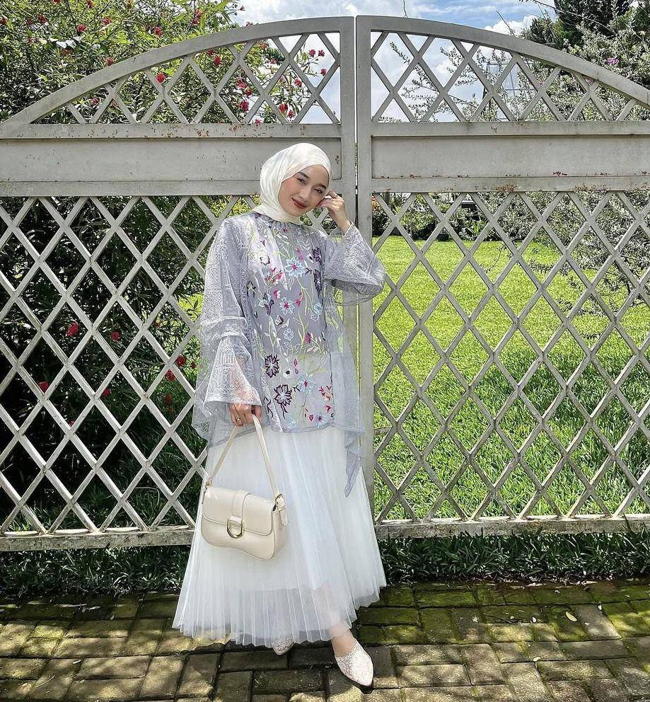 ide OOTD hijab serba outer brokat dan lace ala Annisa Berliana