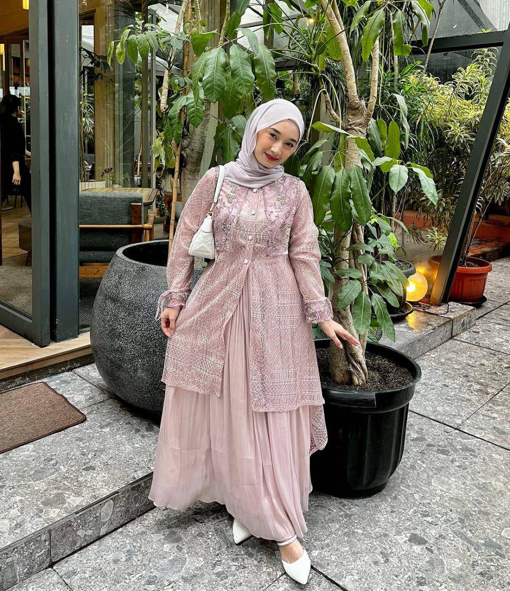 style hijab serba outer brokat dan lace ala Annisa Berliana 