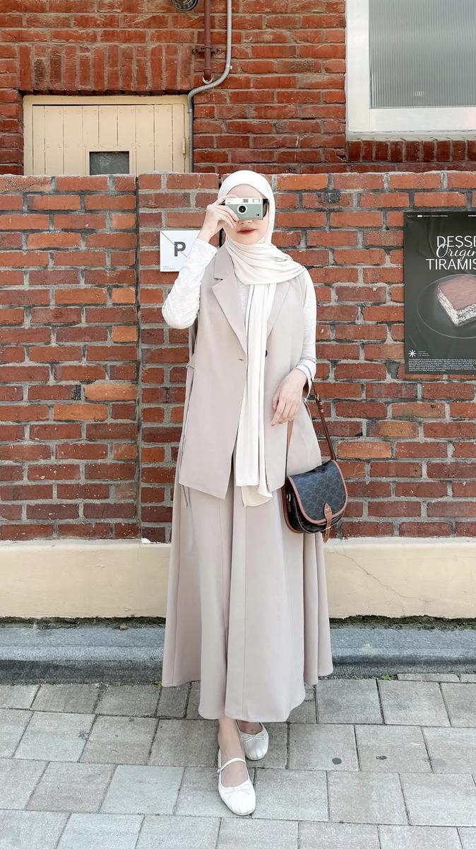 potret ide outfit hijab nuansa earth tone ala Siti Bahjatina (instagram.com/bahjatina)