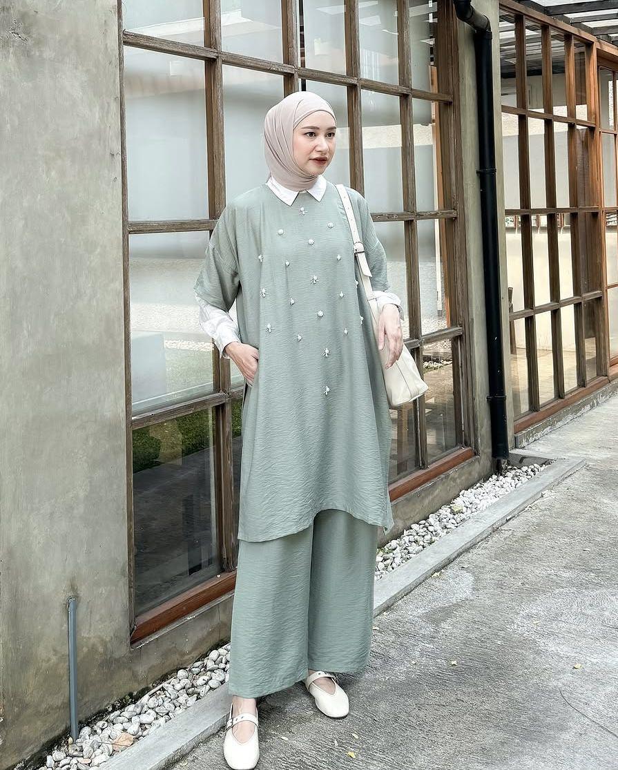 potret ide outfit hijab nuansa earth tone ala Siti Bahjatina (instagram.com/bahjatina)