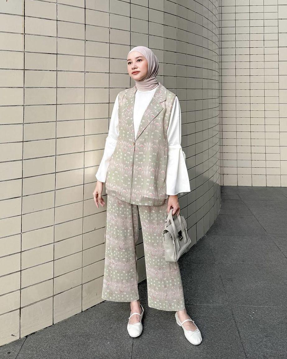 potret ide outfit hijab nuansa earth tone ala Siti Bahjatina (instagram.com/bahjatina)