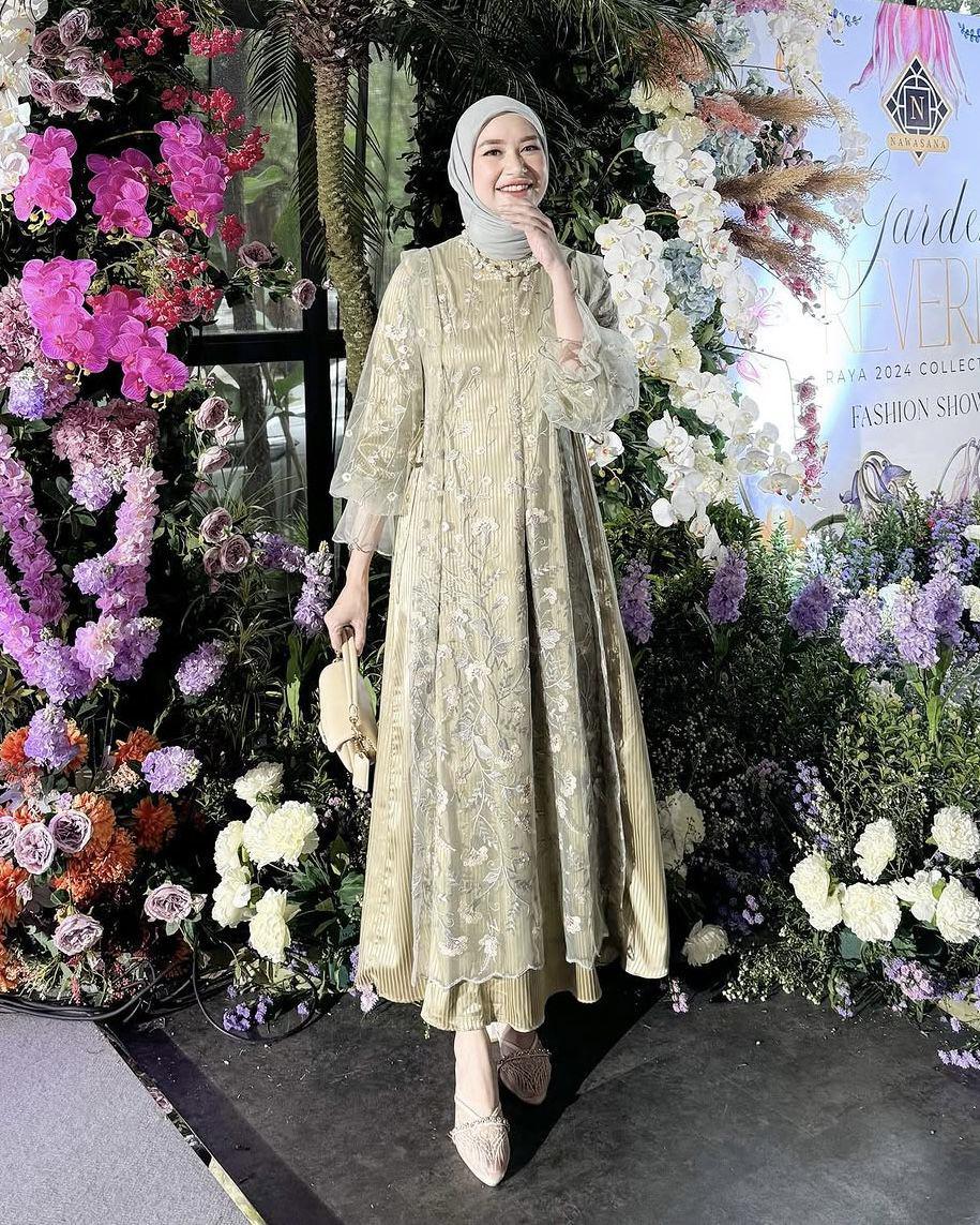 potret ide outfit hijab nuansa earth tone ala Siti Bahjatina (instagram.com/bahjatina)