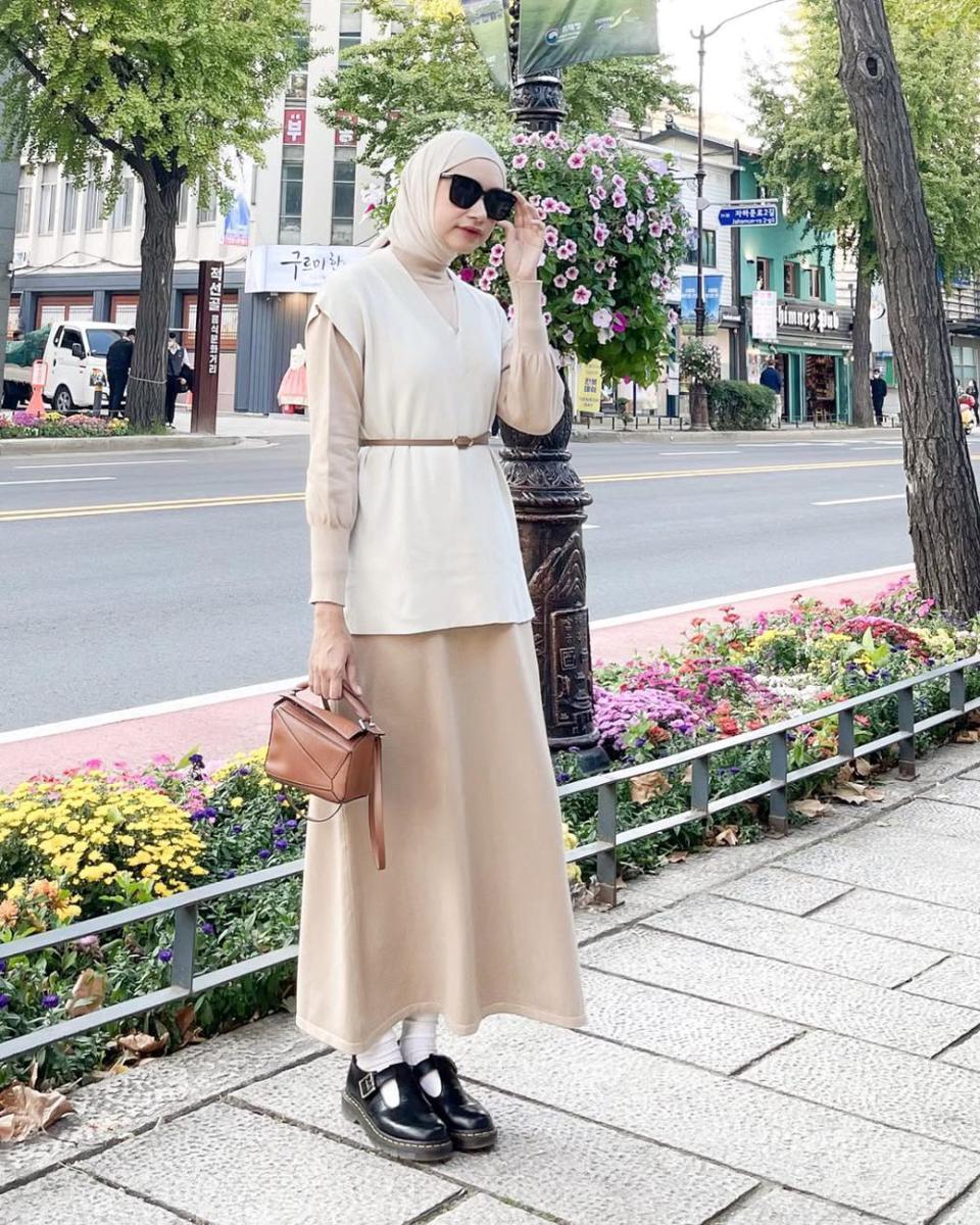 potret ide outfit hijab nuansa earth tone ala Siti Bahjatina (instagram.com/bahjatina)