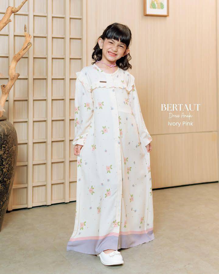 Rekomendasi baju Lebaran anak perempuan warna putih (instagram.com/kamira.wardrobe)