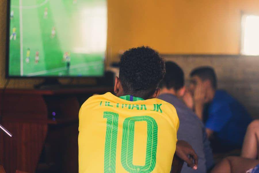 ilustrasi nonton bola (unsplash.com/Gustavo Ferreira)