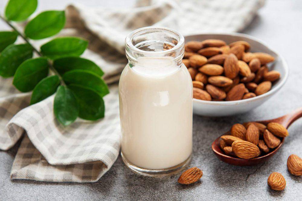 susu almond (vecteezy.com/rudoelena312083)
