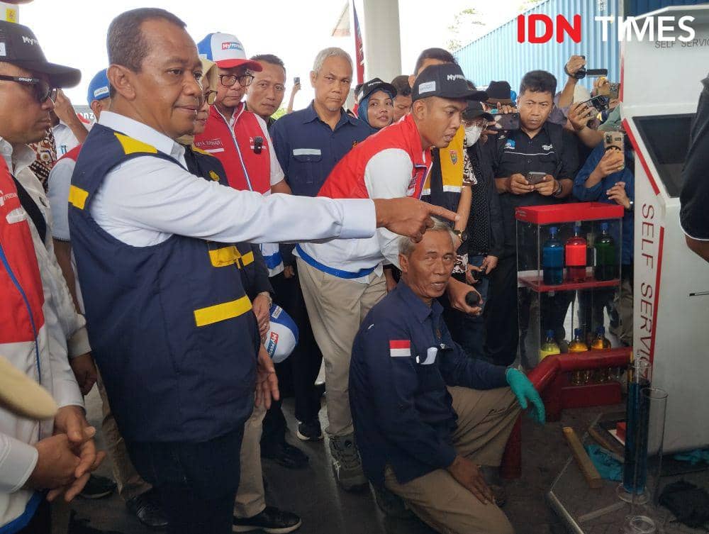 Menteri Energi dan Sumber Daya Mineral (ESDM) Bahlil Lahadalia (kiri) saat meninjau stok BBM dan LPG di Rest Area 379A, Jalan Tol Semarang-Batang. (IDN Times/Dhana Kencana)