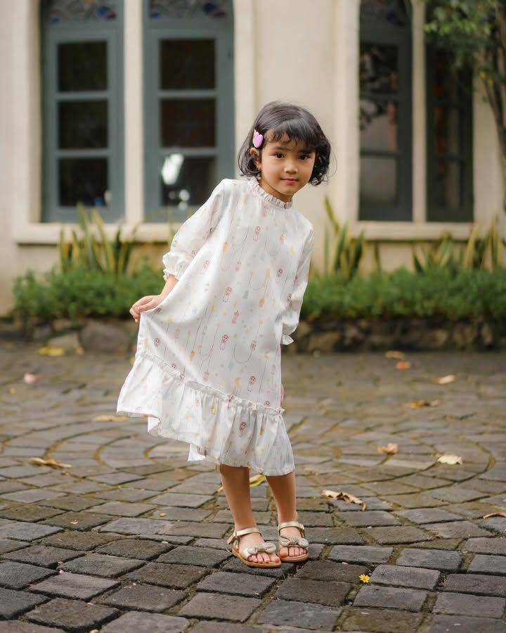 Rekomendasi baju Lebaran anak perempuan warna putih (instagram.com/mooiofficial)