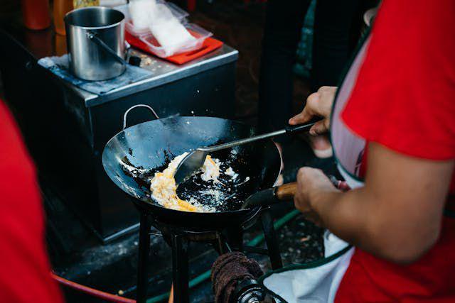 ilustrasi proses memasak opor ayam (pexels.com/Markus Winkler)