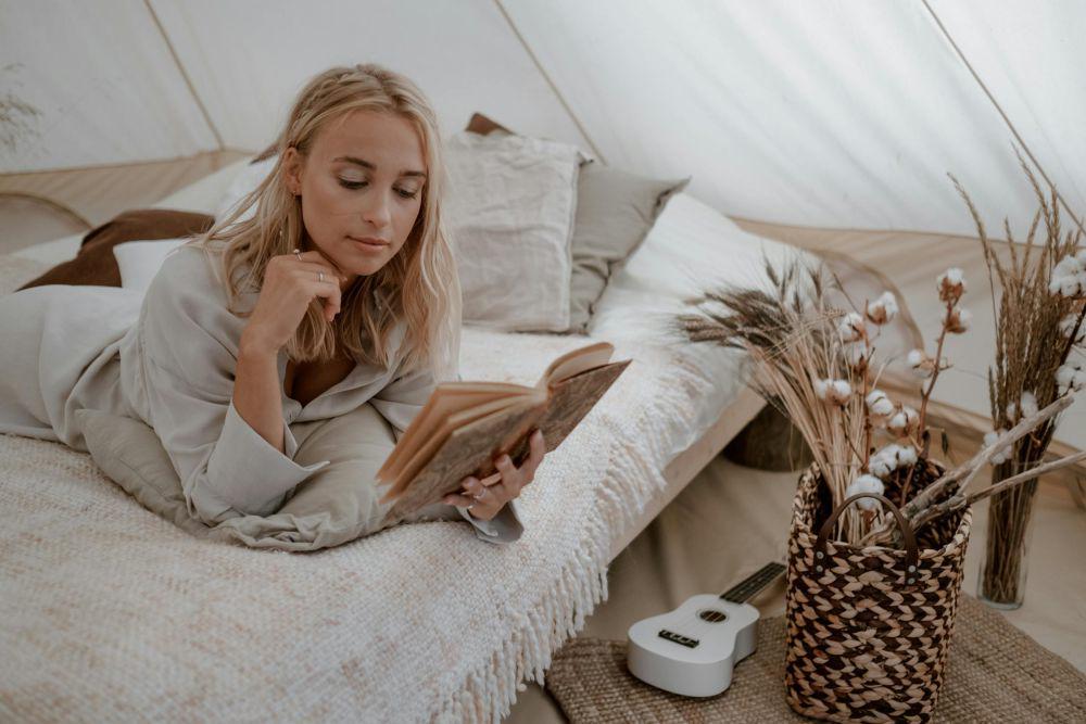 ilustrasi buku di kamar (pexels.com/cottonbro studio)
