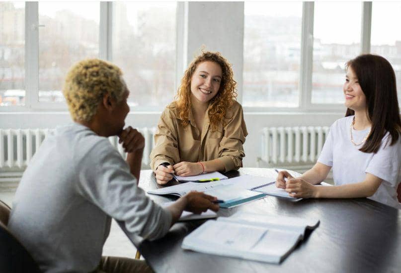 ilustrasi berkumpul dengan kawan (Pexels.com/Monstera Production)