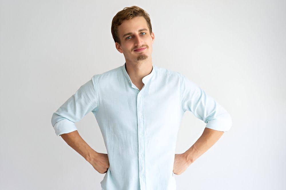 ilustrasi pria mengenakan kemeja kerah shanghai (freepik.com/katemangostar)