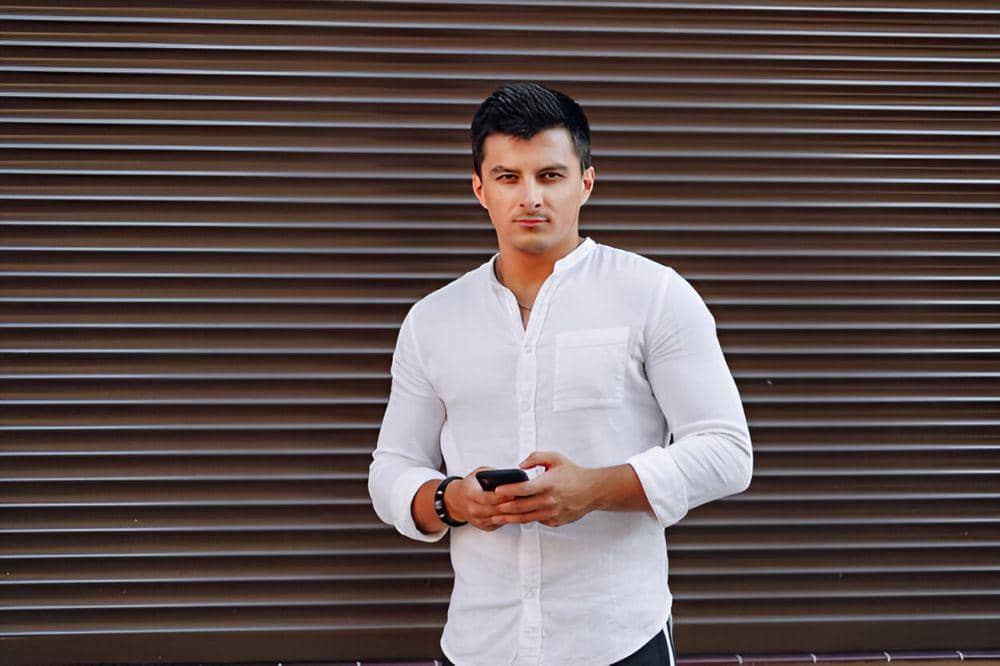 ilustrasi pria mengenakan kemeja kerah shanghai (freepik.com/pressahotkey)