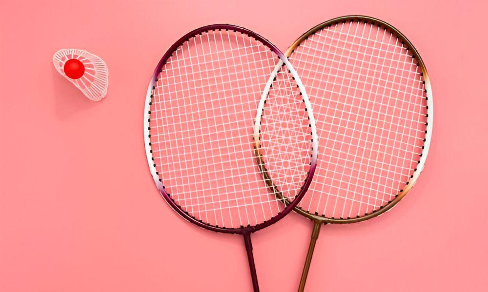 ilustrasi raket badminton (freepik.com/freepik)
