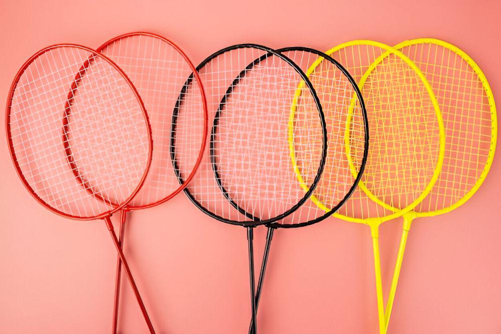 ilustrasi raket badminton (freepik.com/freepik)