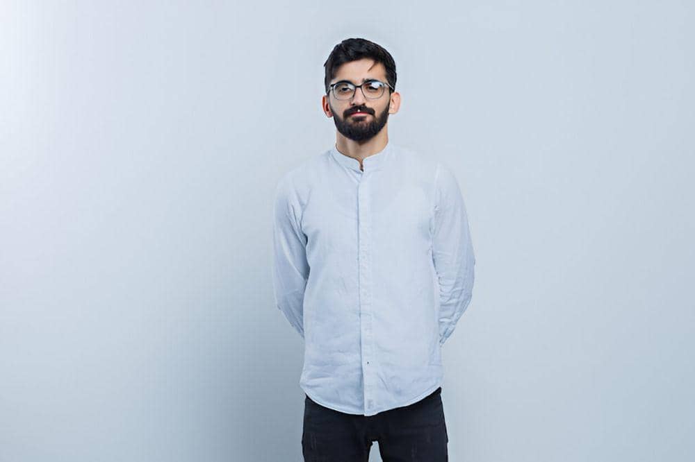 ilustrasi pria mengenakan kemeja kerah shanghai (freepik.com/8photo)