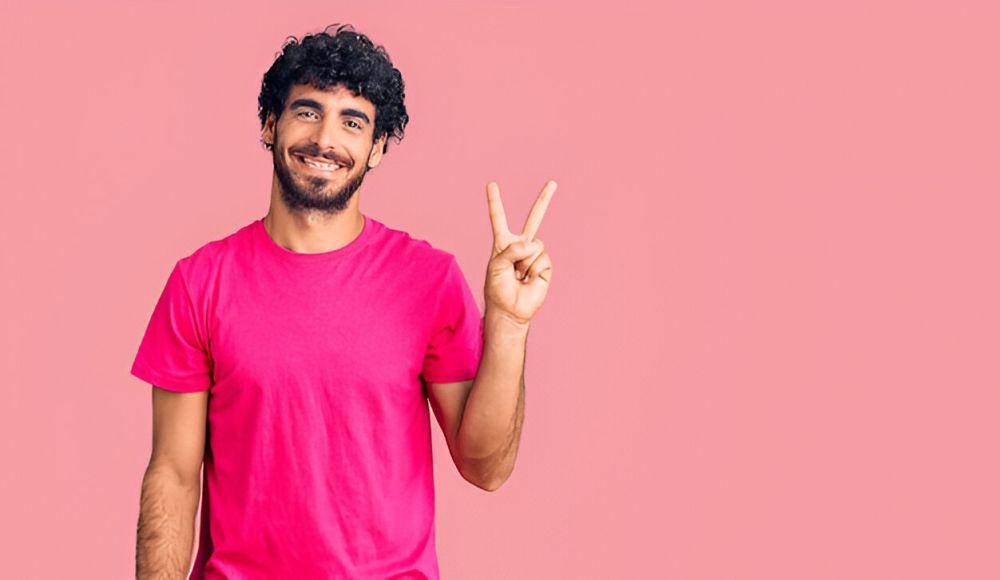 ilustrasi pria menggunakan pakaian warna pink (freepik.com/krakenimages.com)