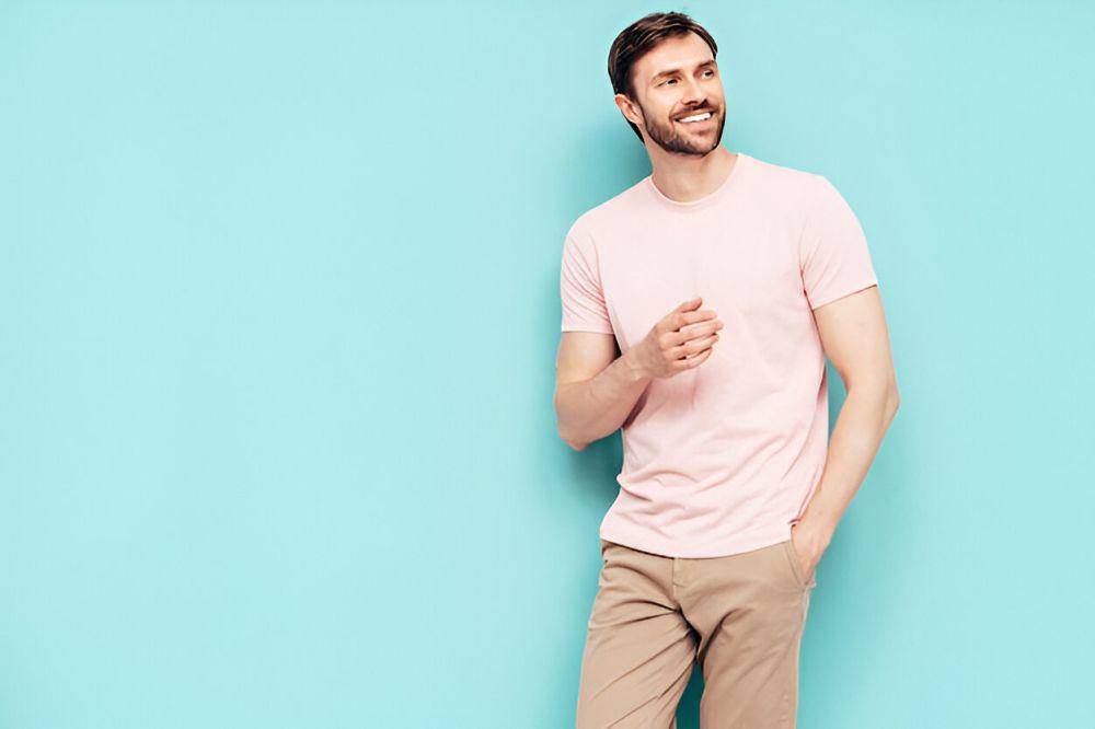 ilustrasi pria menggunakan pakaian warna pink (freepik.com/halayalex)
