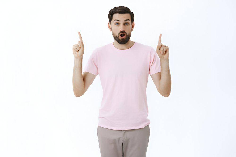 ilustrasi pria menggunakan pakaian warna pink (freepik.com/cookie_studio)