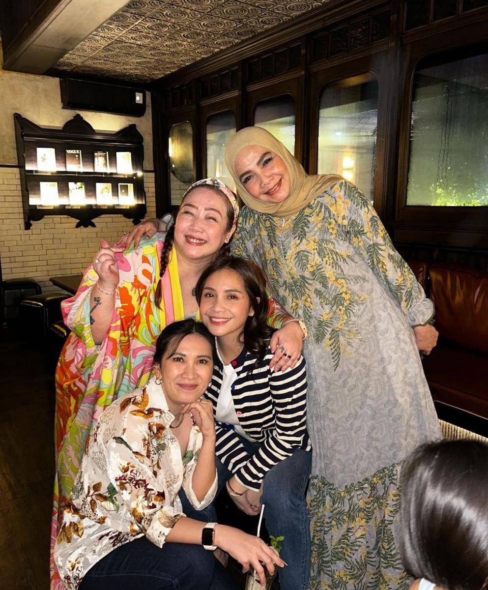 OOTD Artis di Reuni Di Sini Ada Setan (instagram.com/rieta_amilia)